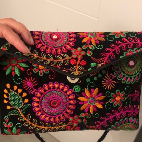 Hand embroidered purse from India - Picture 4 of 8